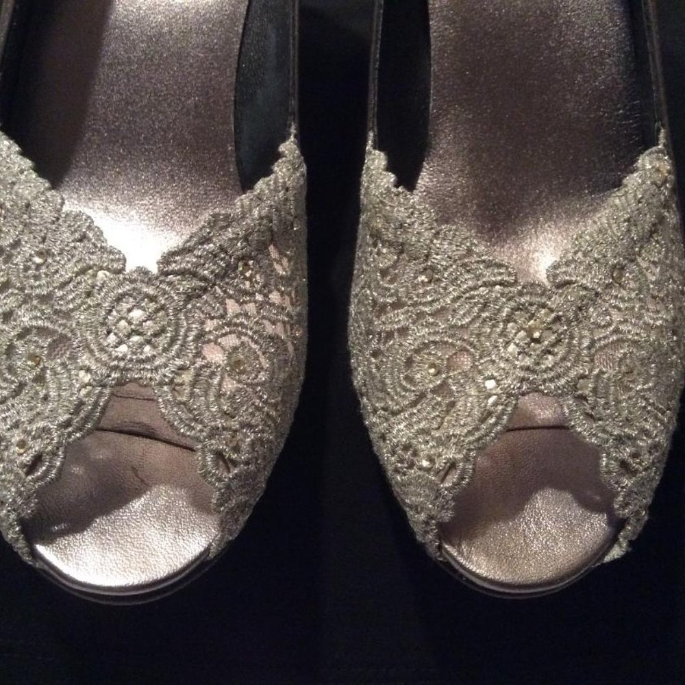 STUART WEITZMAN 2 1/2"heels 'Chantelle',Silver, Leather& lace, Crystals Size 6.5 - Picture 3 of 10